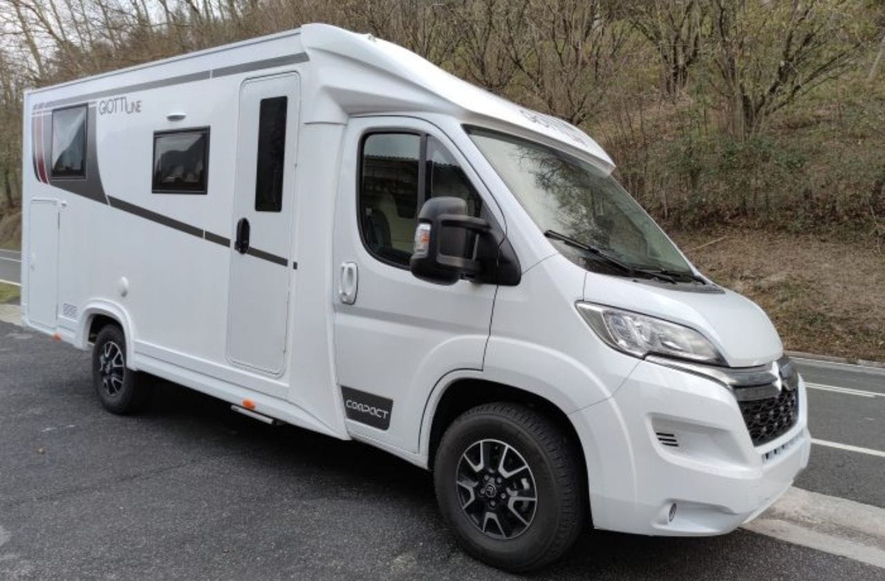 autocaravana perfilada de alquiler en guipuzcoa giottiline compact c66 2023