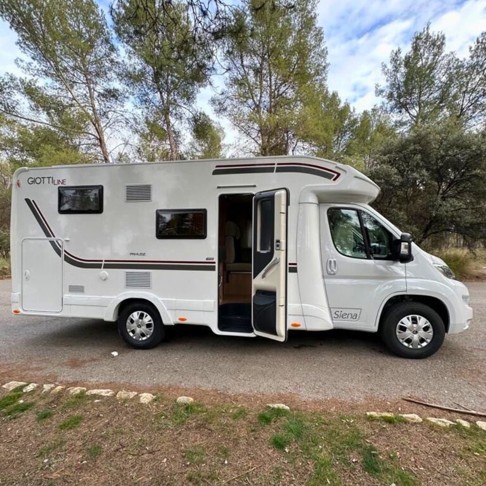 autocaravana perfilada de alquiler en granada giottiline siena 385 2023