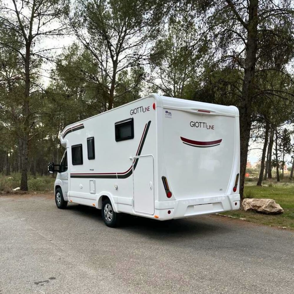 autocaravana perfilada de alquiler en granada giottiline siena 385 2023