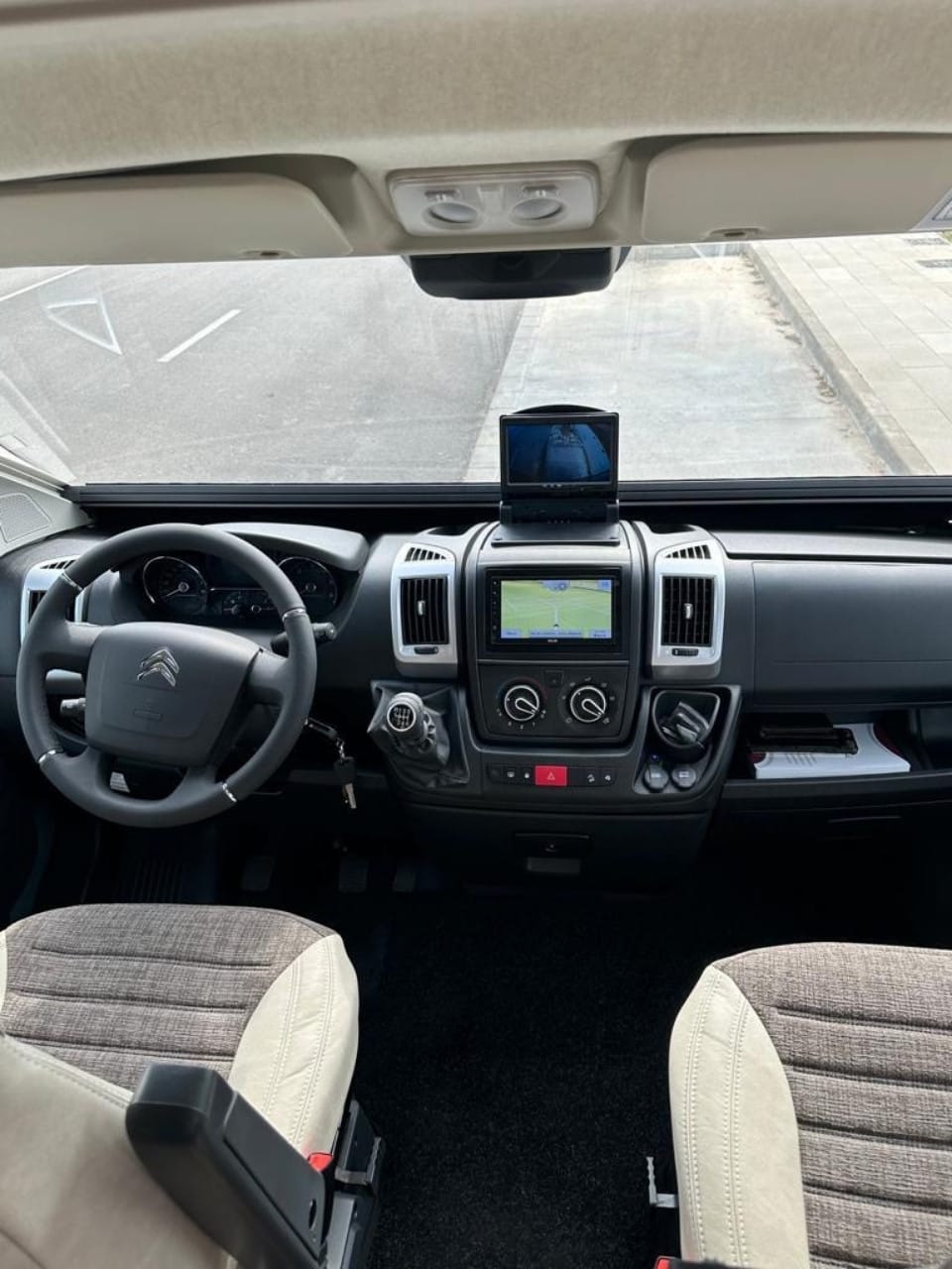 Autocaravana campervan en alquiler en Granada Giottivan 60B 2023