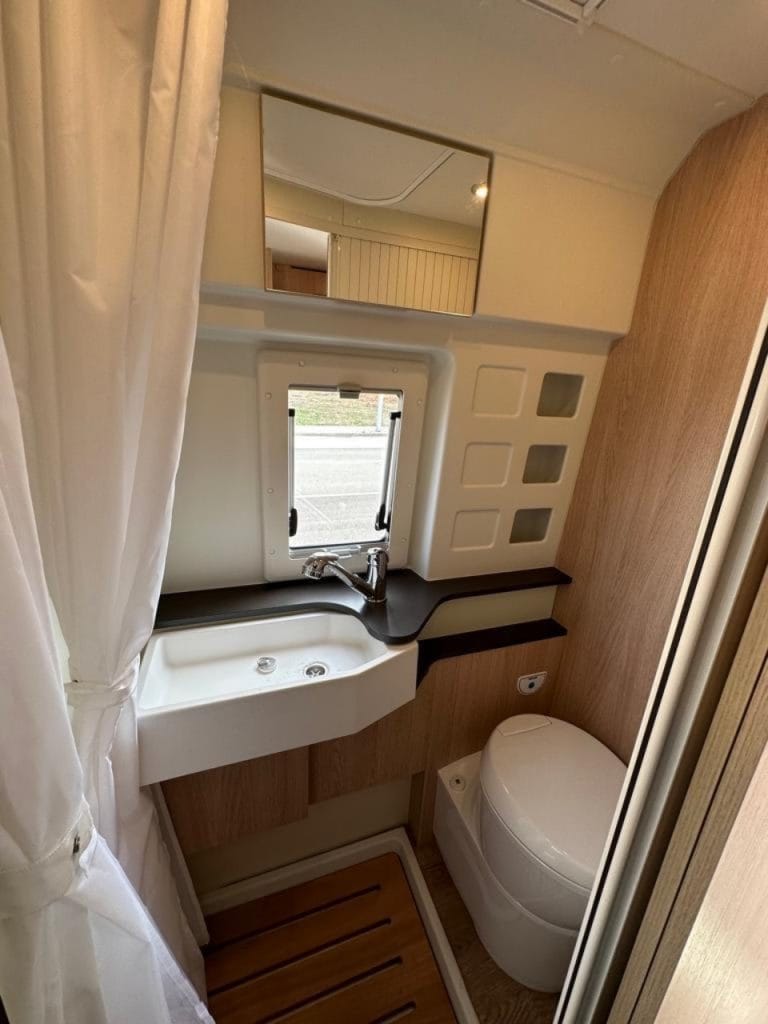 Autocaravana campervan en alquiler en Granada Giottivan 60B 2023