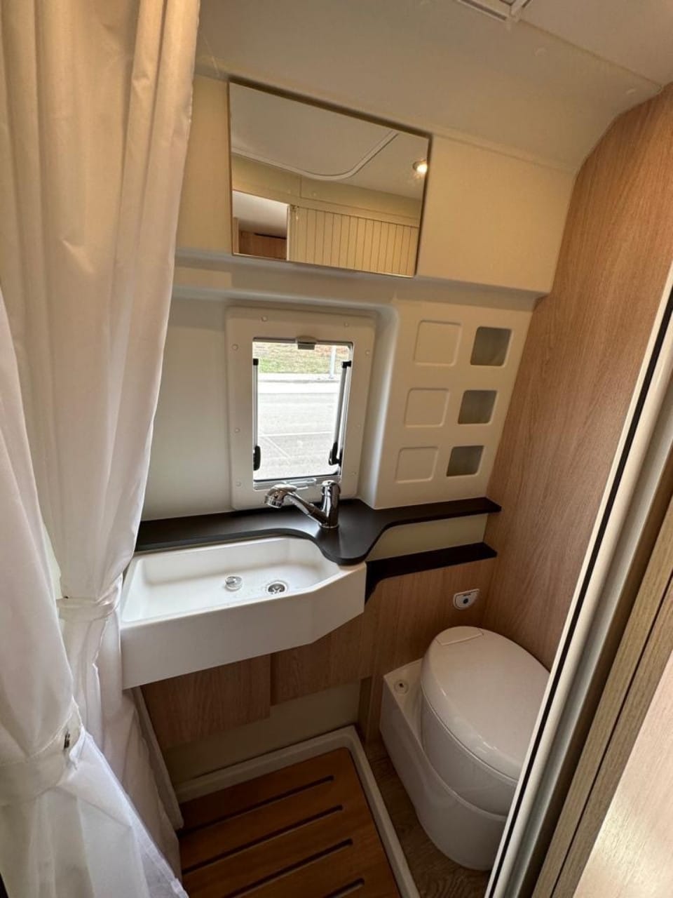Autocaravana campervan en alquiler en Granada Giottivan 60B 2023