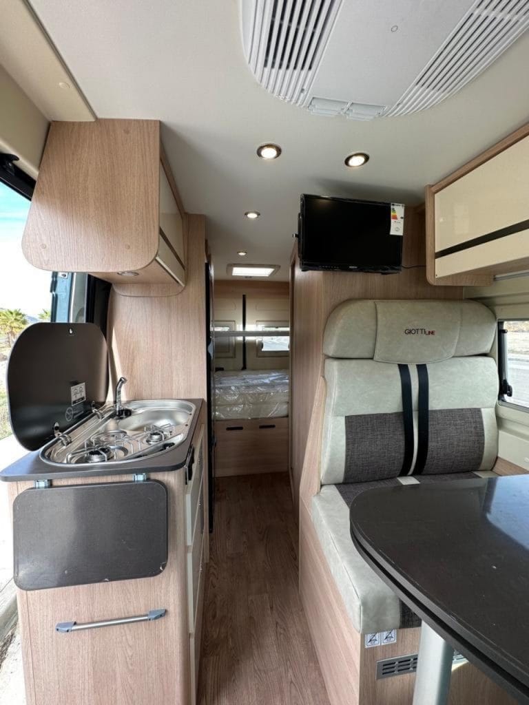 Autocaravana campervan en alquiler en Granada Giottivan 60B 2023