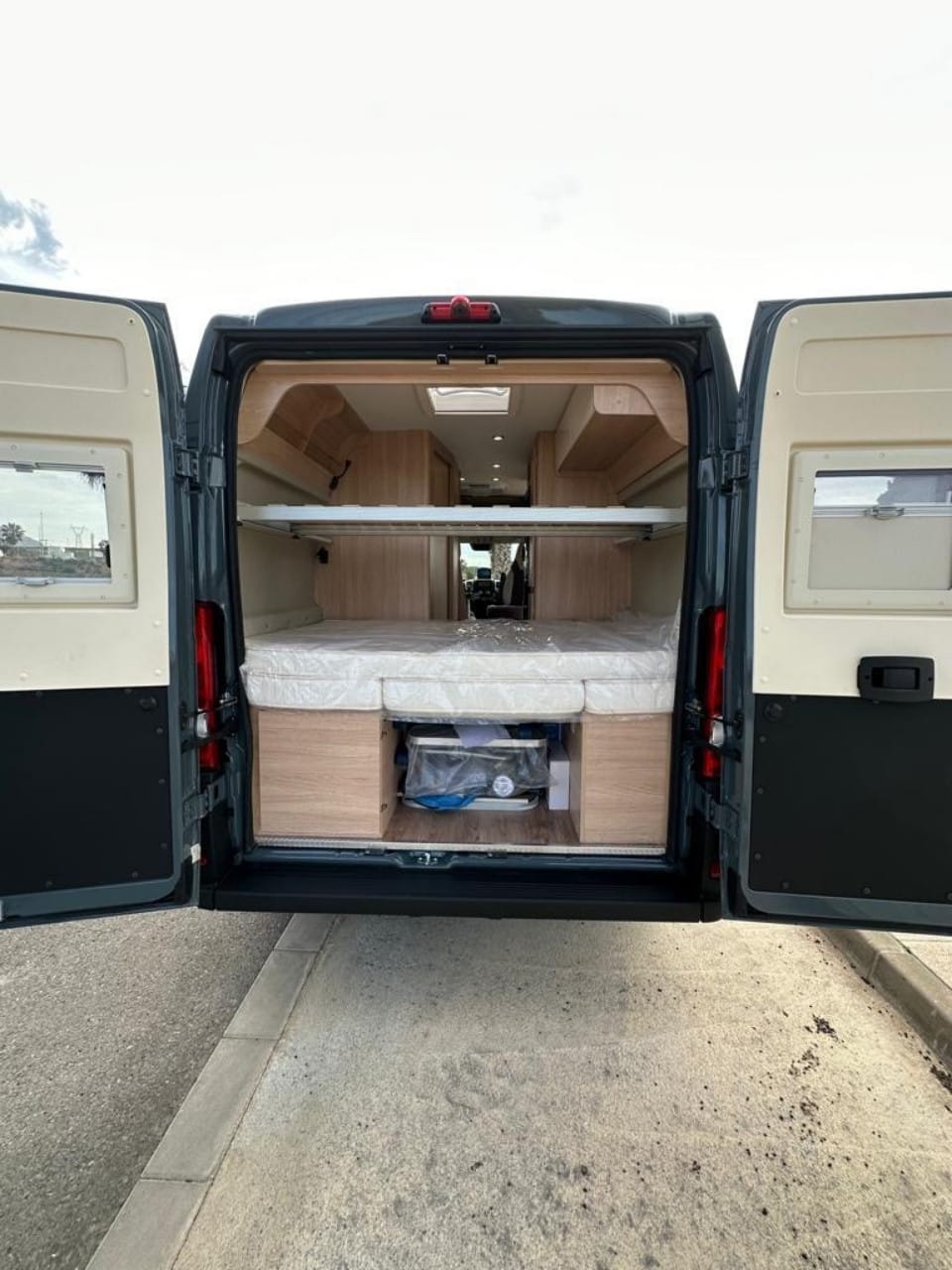 Autocaravana campervan en alquiler en Granada Giottivan 60B 2023