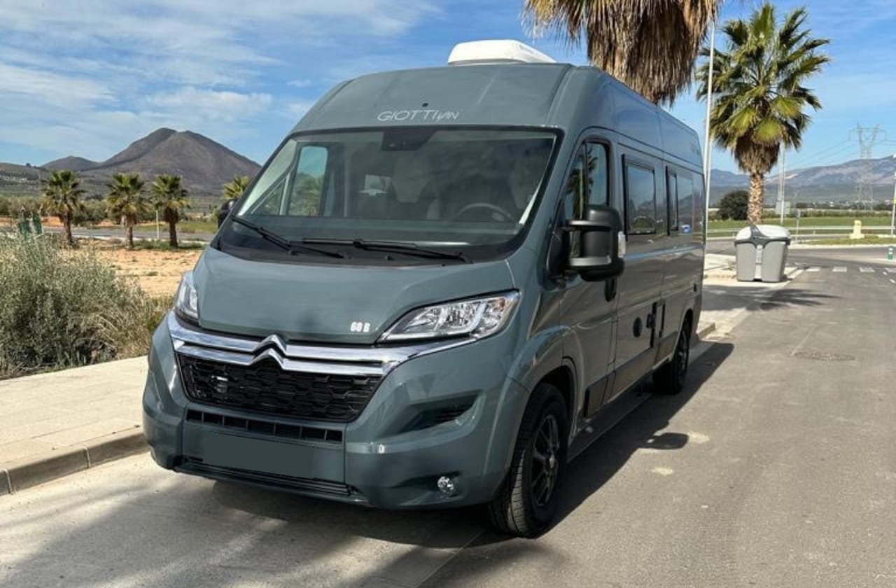 Autocaravana campervan en alquiler en Granada Giottivan 60B 2023