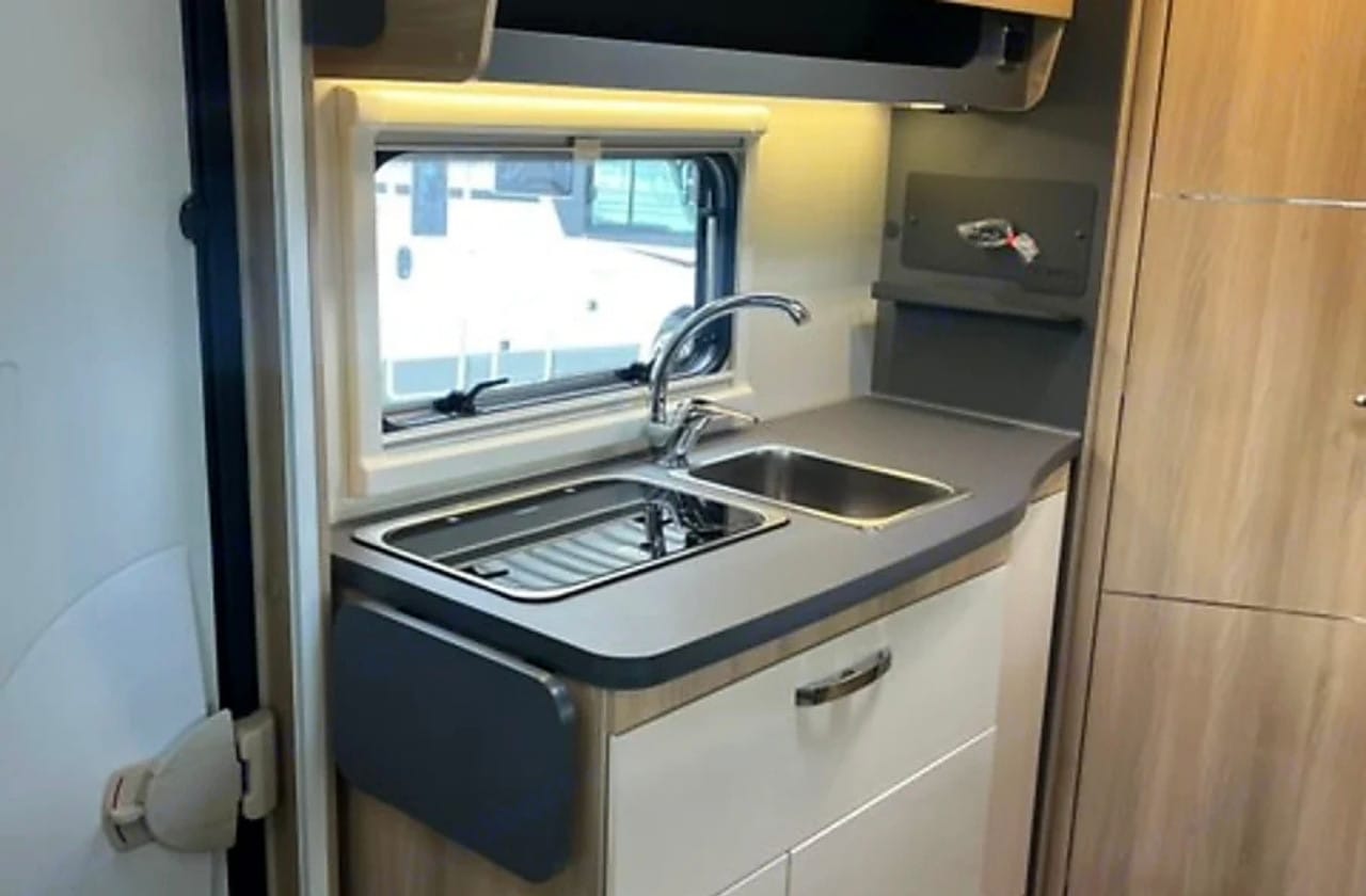 autocaravana perfilada de alquiler en murcia itineo pf600 2025