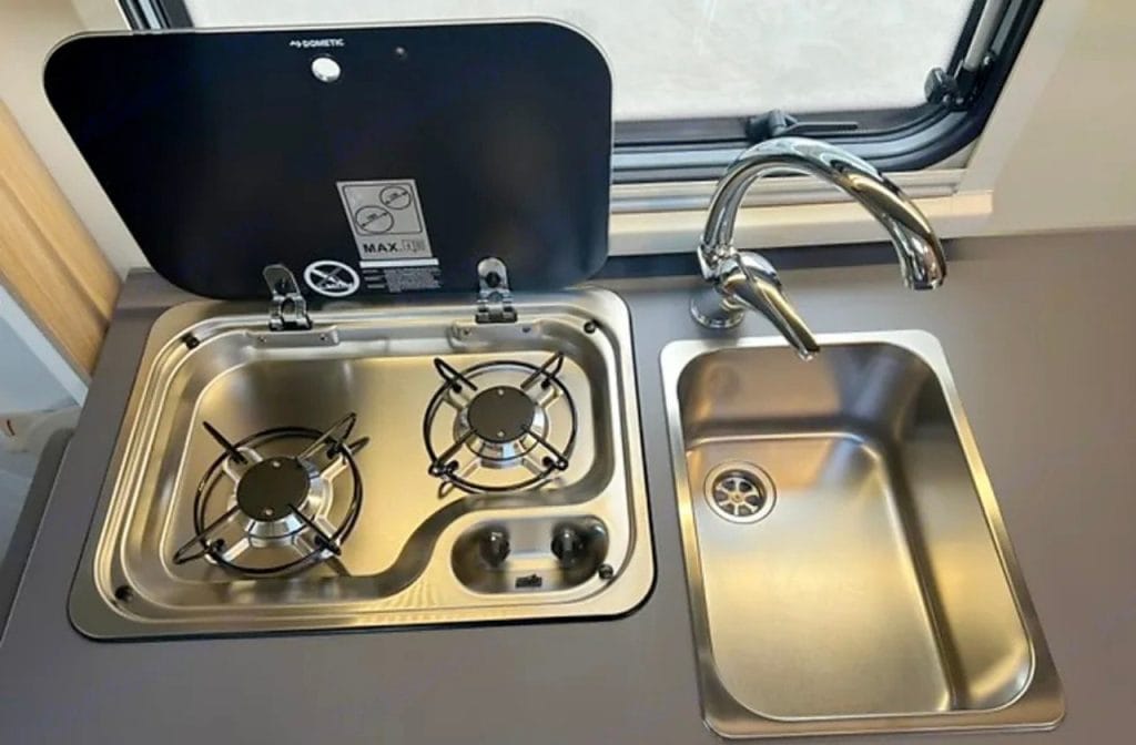 autocaravana perfilada de alquiler en murcia itineo pf600 2025