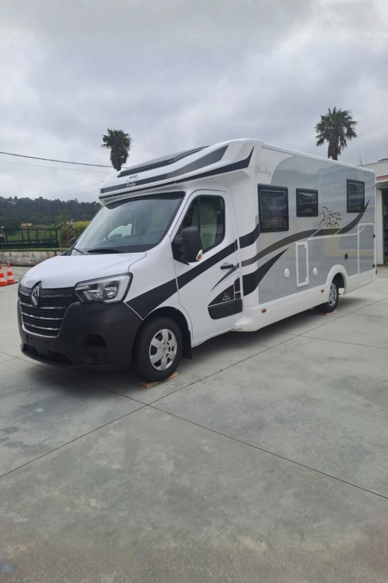 autocaravana perfilada de alquiler en pontevedra mclouis yearling 83 2024