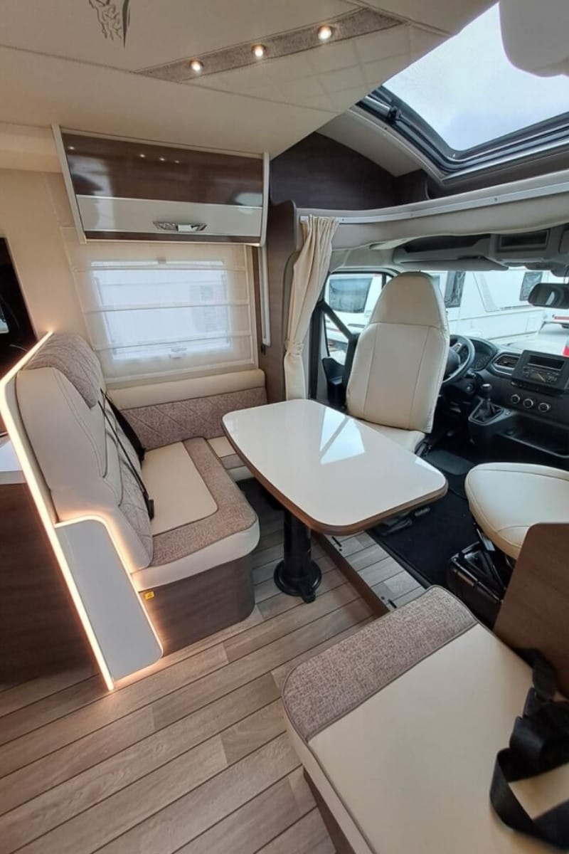 autocaravana perfilada de alquiler en pontevedra mclouis yearling 83 2024