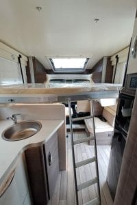 autocaravana perfilada de alquiler en pontevedra mclouis yearling 83 2024