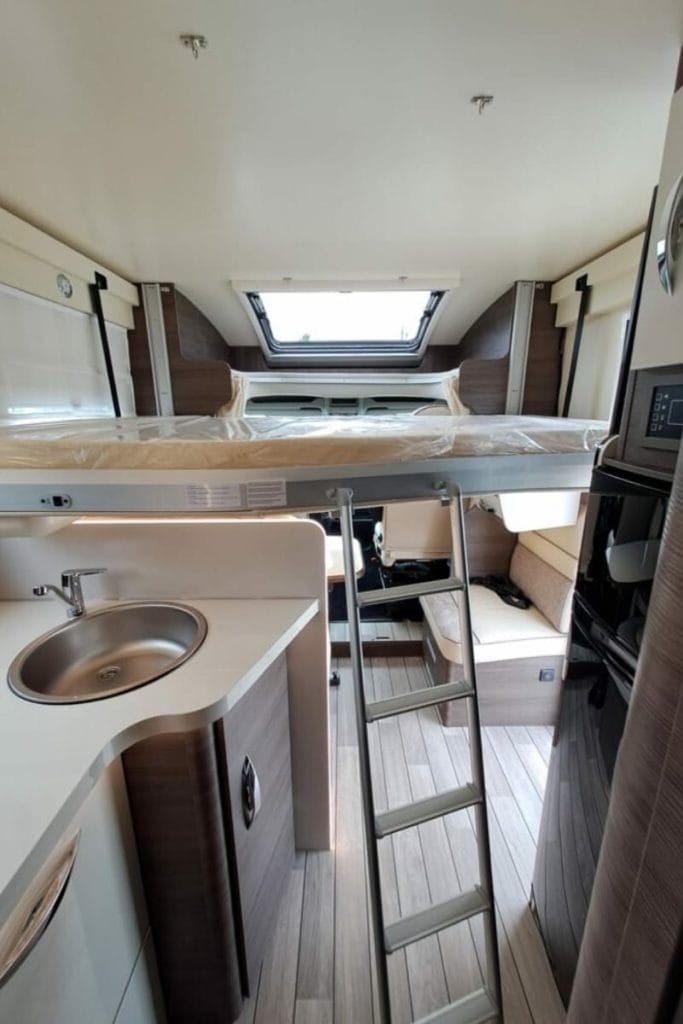autocaravana perfilada de alquiler en pontevedra mclouis yearling 83 2024