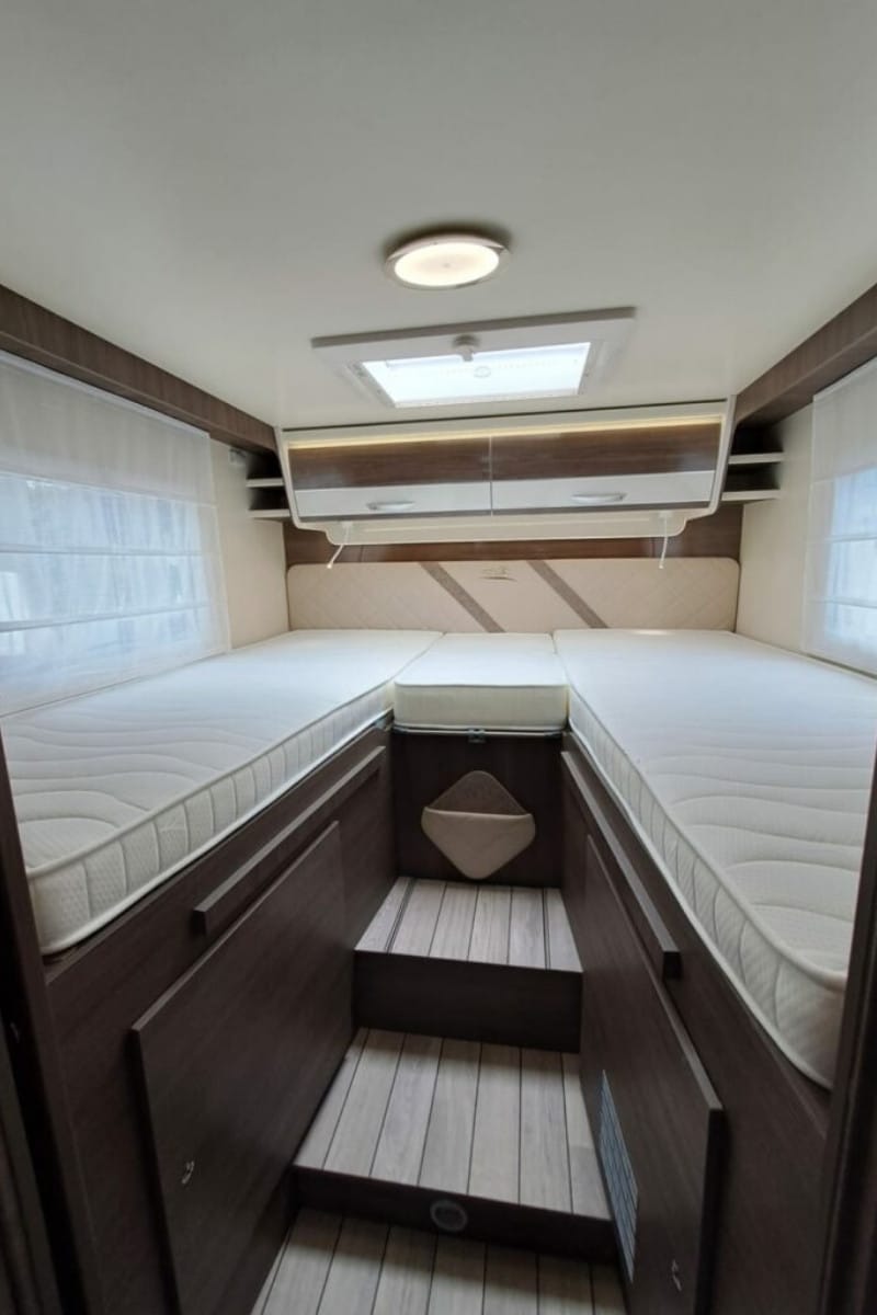 autocaravana perfilada de alquiler en pontevedra mclouis yearling 83 2024