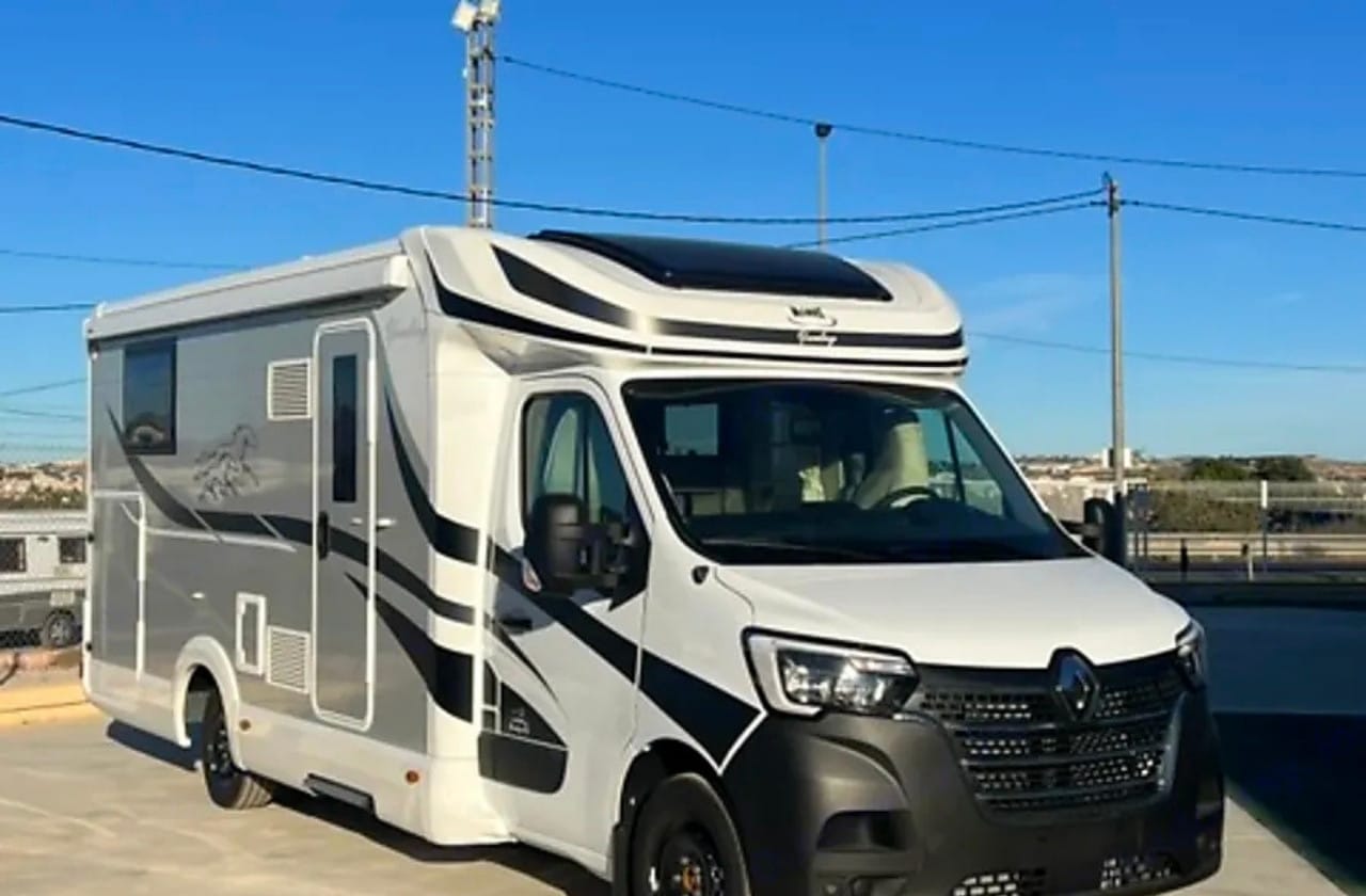 autocaravana perfilada de alquiler en murcia mclouis yearling 89g 2024