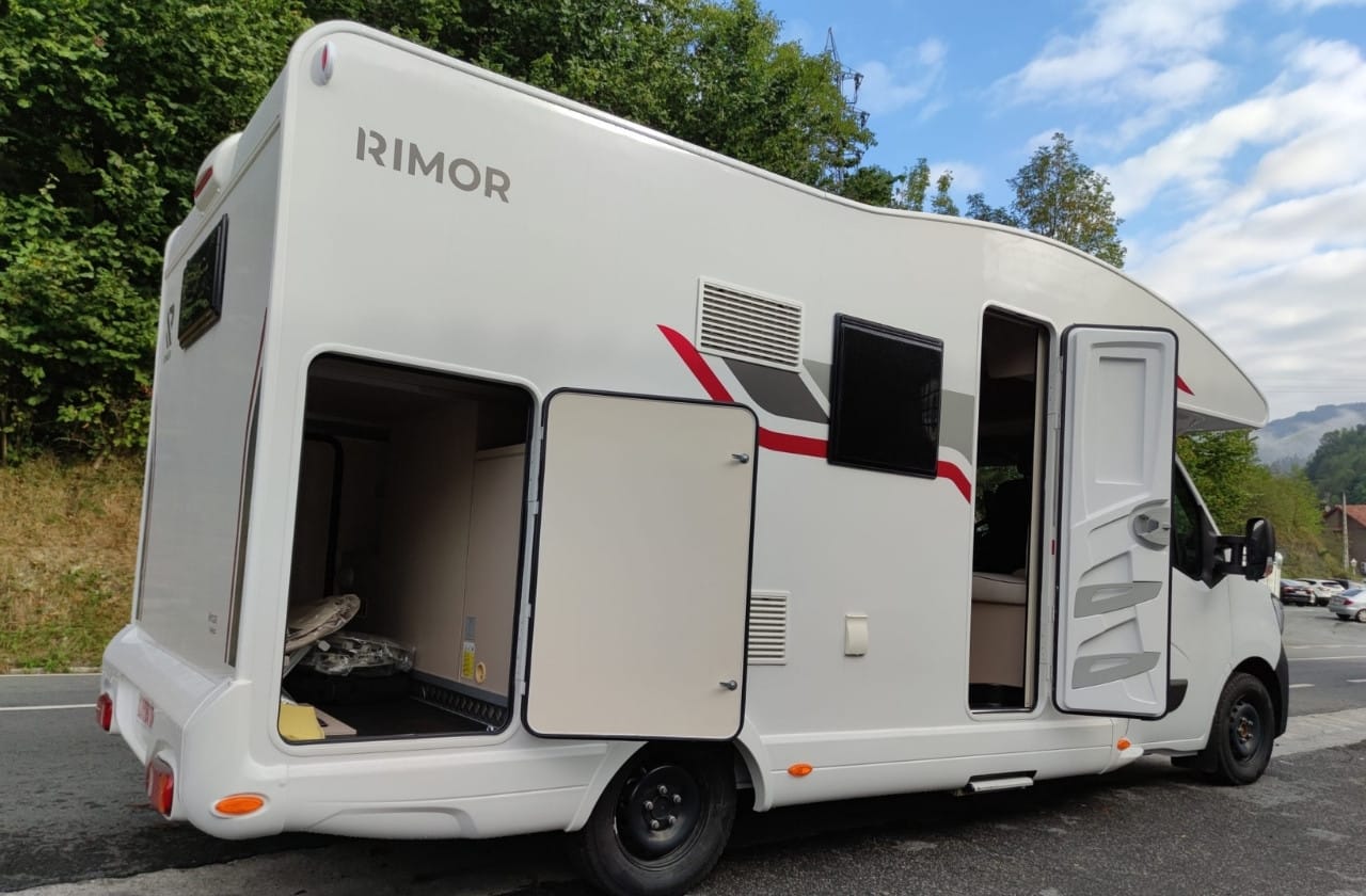 autocaravana perfilada de alquiler en guipuzcoa rimor hygge 14 plus 2023
