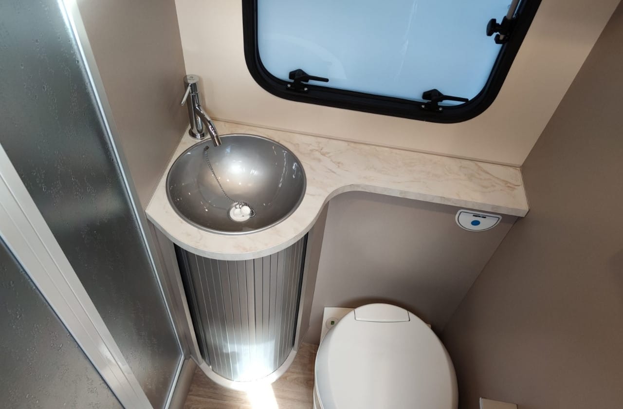 autocaravana perfilada de alquiler en guipuzcoa rimor hygge 14 plus 2023