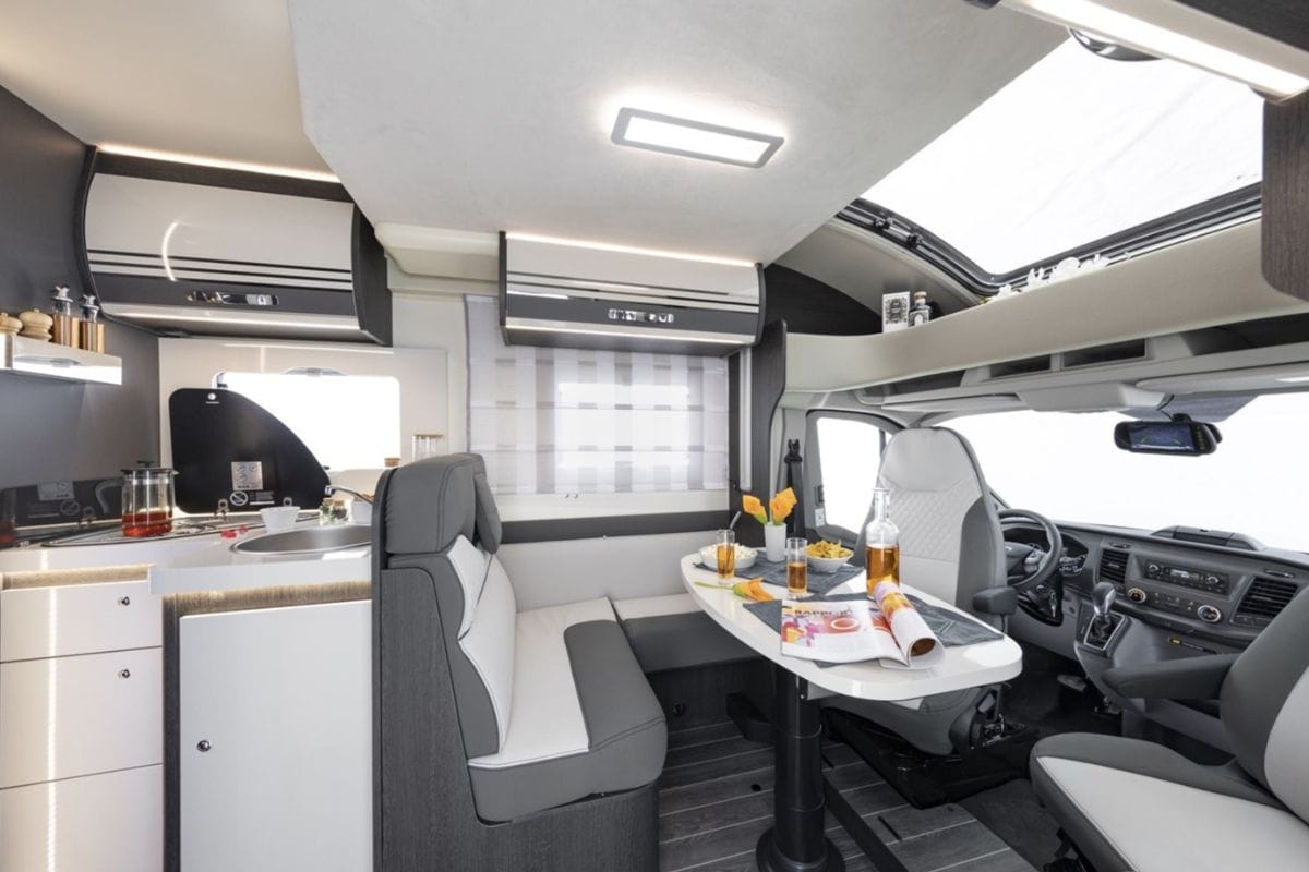 autocaravana perfilada de alquiler en málaga roller team kronos 284 tl 2025