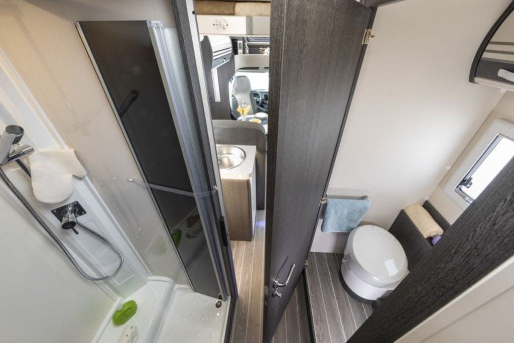autocaravana perfilada de alquiler en málaga roller team kronos 284 tl 2025