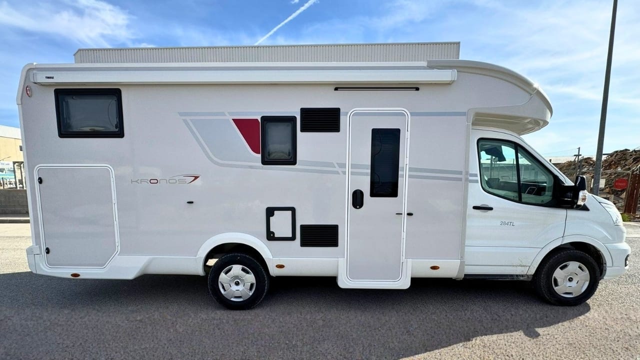 autocaravana perfilada de alquiler en málaga roller team kronos 284 tl 2025