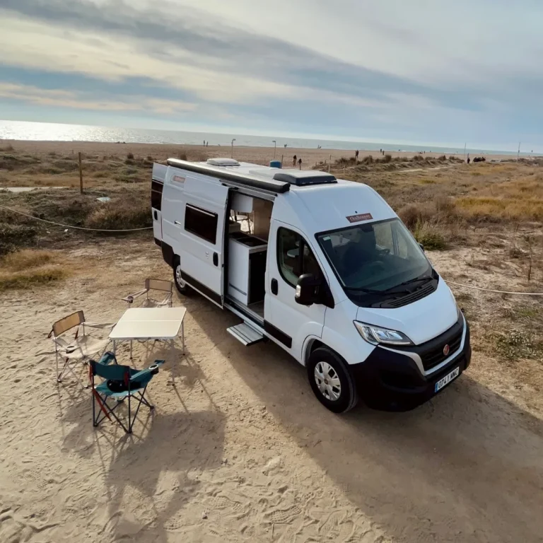 Alquiler 4 plazas Challenger V114 MAX en Barcelona