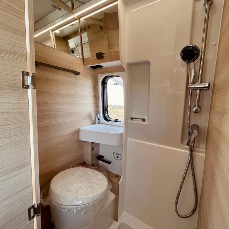 Alquiler 4 plazas Challenger V114 MAX en Barcelona