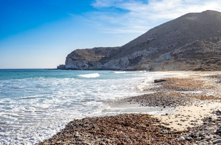 Vista de la cala del Plomo en el Parque Natural de Cabo de Gata, Almería, con aguas cristalinas y entorno montañoso