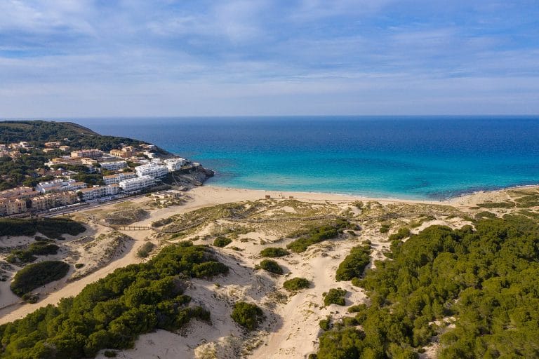 Vista aérea de la playa de Cala Mesquida y sus dunas de arena en Mallorca, España