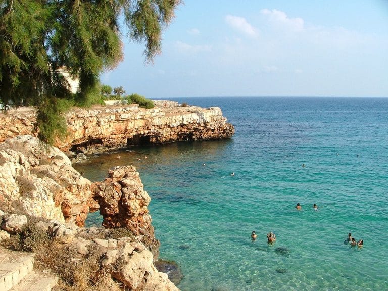 Cala Morlanda en Mallorca con aguas cristalinas, formaciones rocosas y un entorno natural tranquilo ideal para el baño y el relax.
