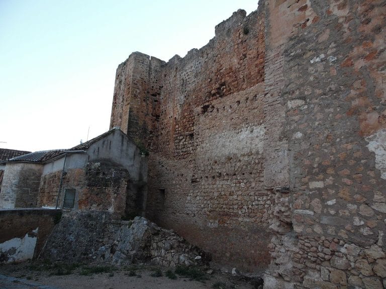 Ruinas del castillo califal en Hornachuelos con muros de piedra y torreón medieval