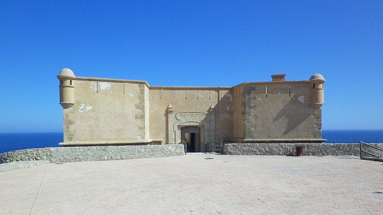 Fortaleza costera del Castillo de San Juan de los Terreros, visto de frente con sus muros de piedra y garitas cilíndricas