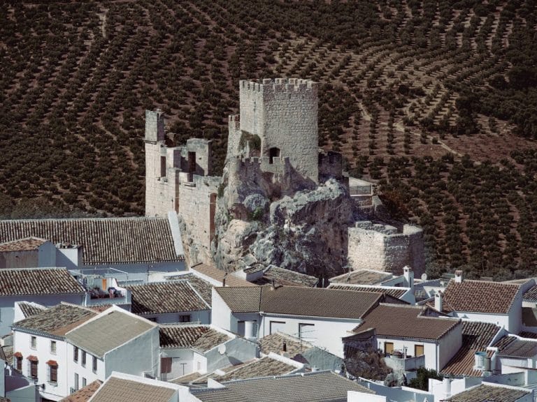 Castillo de Zuheros en Córdoba, una fortaleza medieval enclavada entre casas blancas y campos de olivos.