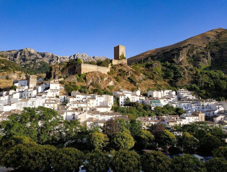 Panorámica del castillo de la Yedra en Cazorla con casas blancas y montañas al fondo en la sierra de Jaén