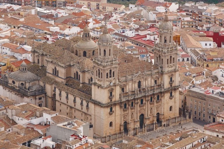 Vista aérea de la catedral de Jaén rodeada de tejados y edificios en la ciudad de Jaén.
