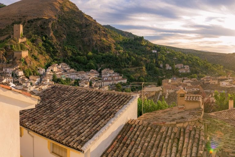 Vista aérea de Cazorla desde la torre de Yedra, con el casco histórico de casas blancas y la sierra al fondo