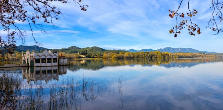 Vista del lago de banyoles en Girona con su caseta