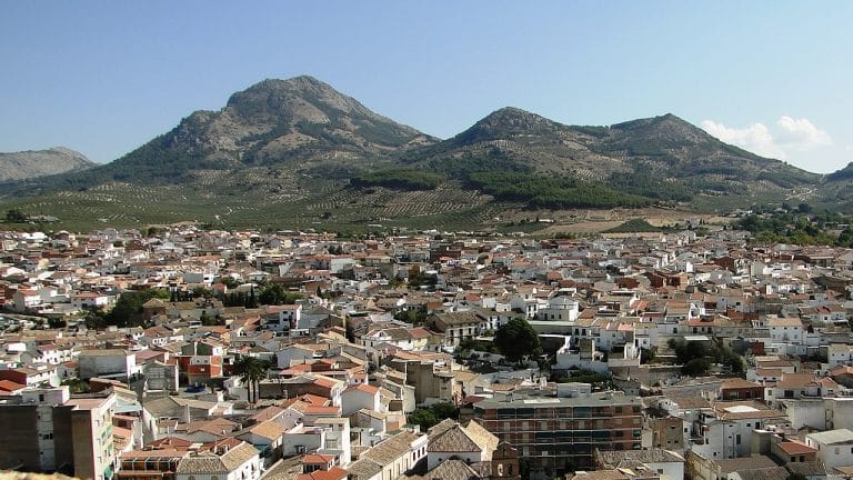 Panorámica de Alcaudete en Jaén con casas blancas y montañas al fondo.