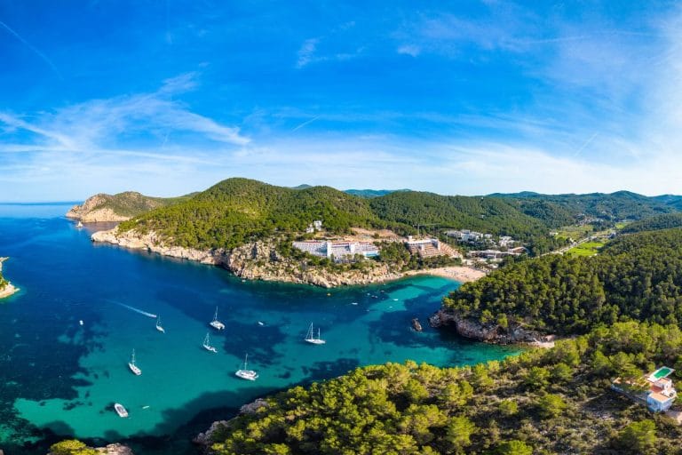 Vista panorámica del puerto de San Miguel de Balansat con el mar y el puerto deportivo bajo un cielo despejado