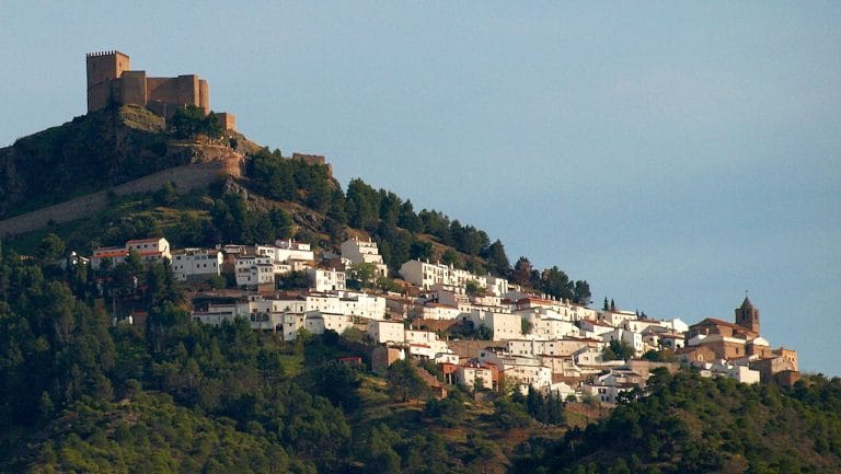 Vista panorámica de Segura de la Sierra con su castillo árabe en lo alto de la colina y las casas blancas al pie