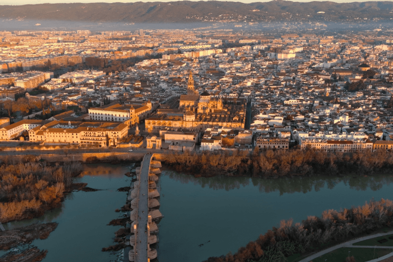 Vista aérea de la Mezquita-Catedral de Córdoba y el Puente Romano sobre el río Guadalquivir al atardecer