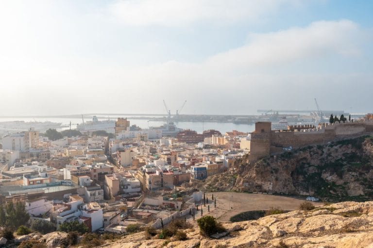 Vista panorámica de la ciudad con su puerto y edificio histórico al fondo desde el mirador del cerro san cristóbal