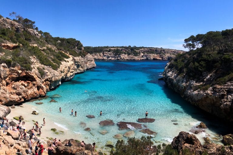 Vista panorámica de Calo des Moro, Santanyi, Mallorca, España en un día soleado