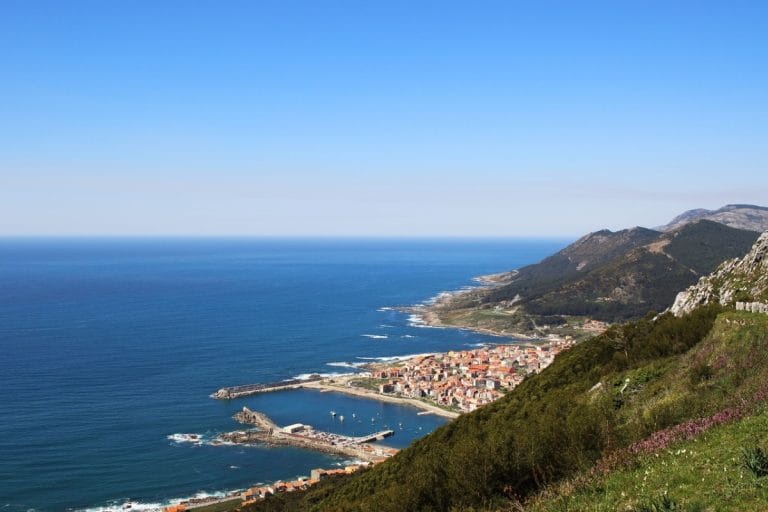 Vista panorámica de A Guarda y su puerto desde el monte Santa Trega, en la costa sur de Galicia.