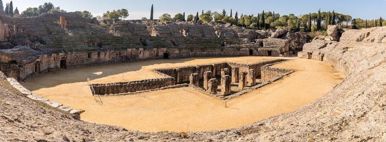 Vista panorámica del anfiteatro romano de Itálica en Santiponce, Sevilla