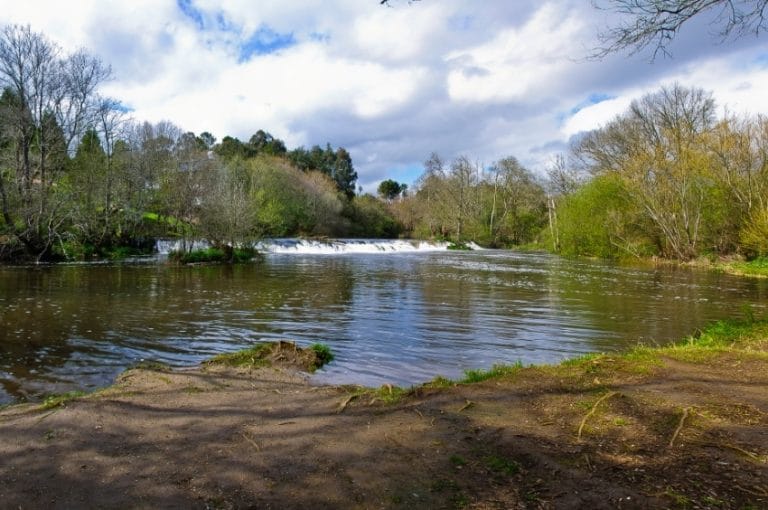 Área fluvial del río Tambre a su paso por Sigüeiro, en el municipio de Oroso, rodeada de naturaleza y vegetación autóctona