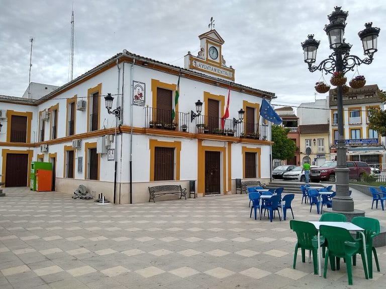 Fachada del Ayuntamiento de El Saucejo con plaza y terrazas en Sevilla