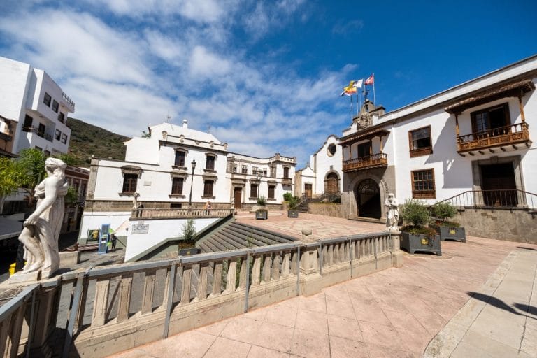 Fachada del Ayuntamiento de Icod de los Vinos en el centro histórico de Tenerife