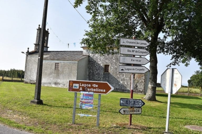 Carteles indicadores hacia la Lagoa de Cospeito y otros puntos de interés en la zona rural de Lugo