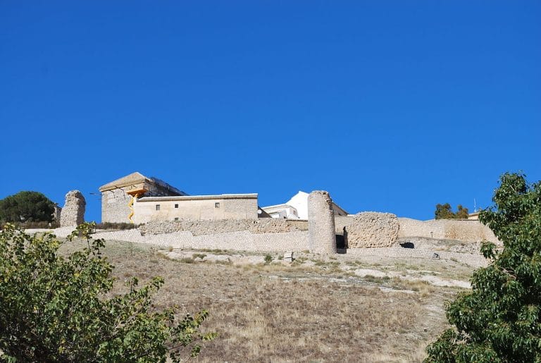 Vista del castillo árabe de Estepa sobre una colina bajo un cielo despejado, en la provincia de Sevilla, Andalucía
