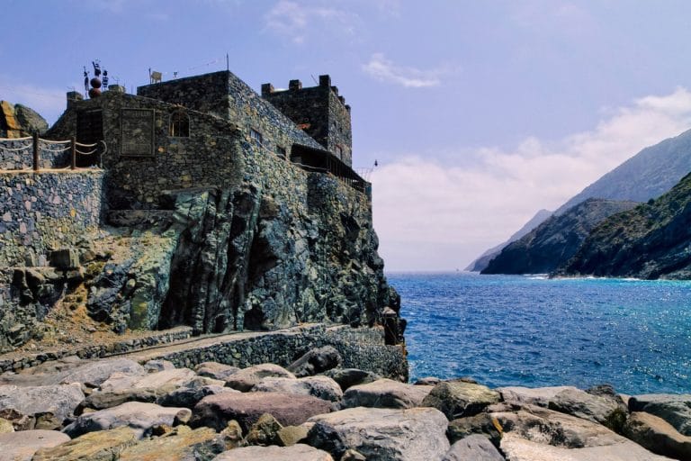 Castillo del Mar en Vallehermoso, La Gomera, una fortaleza de piedra sobre un acantilado con vistas al océano Atlántico.