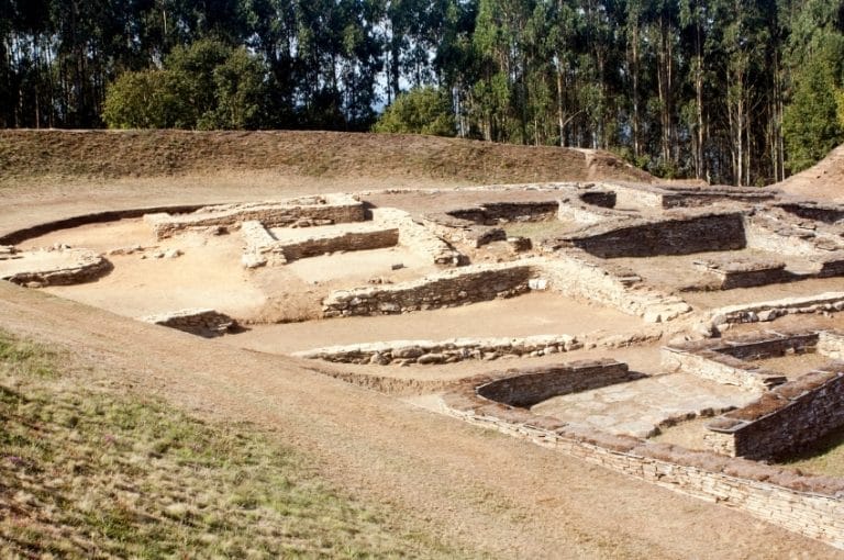 Restos arqueológicos del Castro de Viladonga en Castro de Rei, Lugo, rodeado de naturaleza