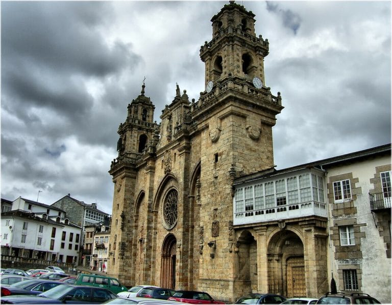 Imponente fachada de la Catedral Basílica de la Asunción de Mondoñedo, con sus torres y detalles arquitectónicos, en Galicia.